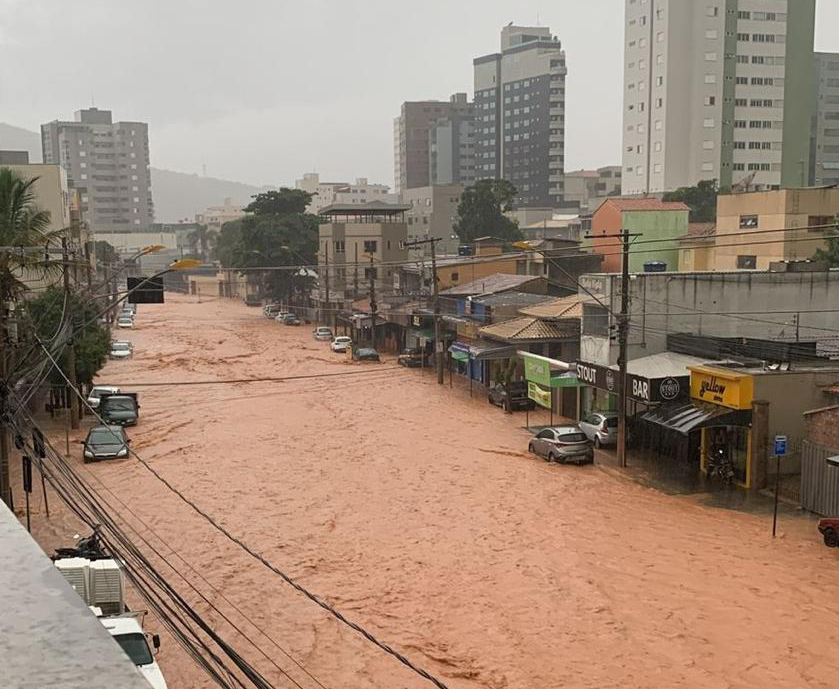 Enchente atingindo o centro de Itaúna